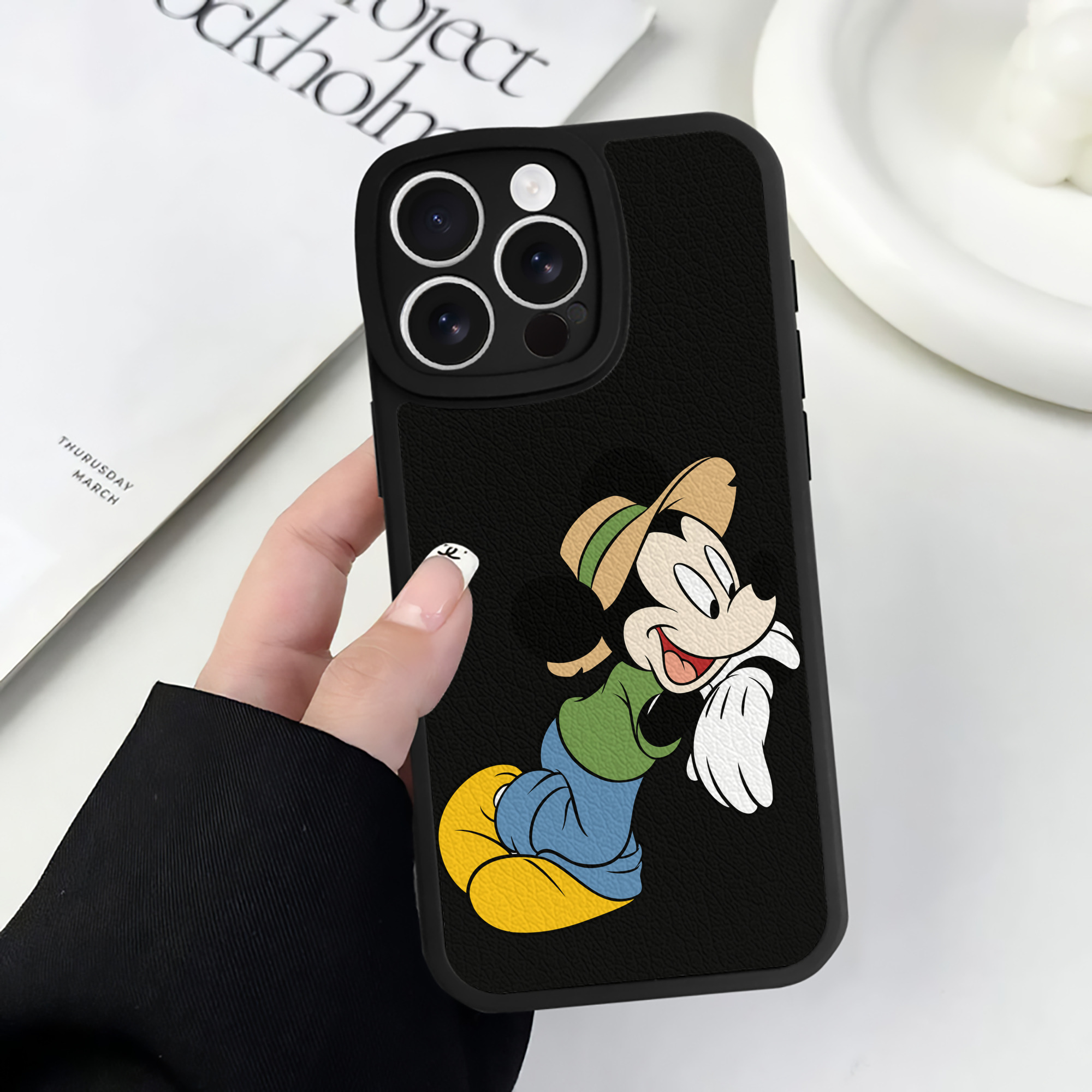 （画像用） ミッキーマウス Mickey Mouse 【iPhone 16シリーズ対応】シリコンスマホケース（レザー調） 材質：シリコン